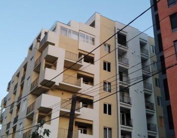 იყიდება 4 ოთახიანი ბინა