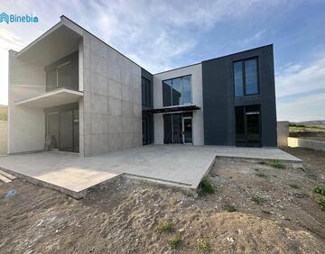 For sale 245 m² house