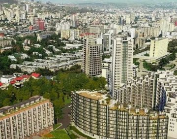 იყიდება 10 ოთახიანი ბინა