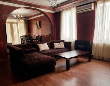 ქირავდება დღიურად 3 ოთახიანი ბინა