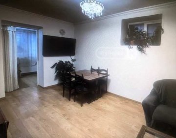 იყიდება 2 ოთახიანი ბინა