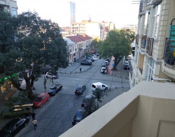 იყიდება 2 ოთახიანი ბინა