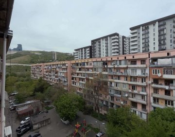 იყიდება 4 ოთახიანი ბინა