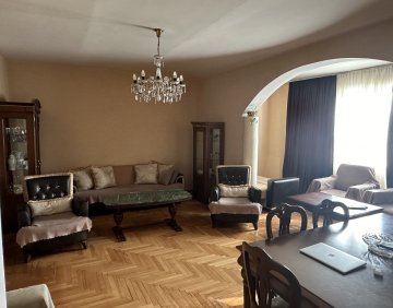 იყიდება 5 ოთახიანი ბინა