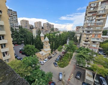 იყიდება 6 ოთახიანი ბინა