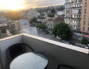 ქირავდება დღიურად 2 ოთახიანი ბინა